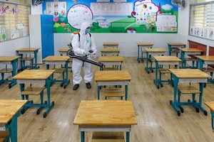 The Nguyen Binh Khiem Primary School in District 1 is cleaning and disinfecting.