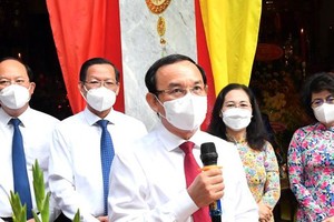 Secretary of the HCMC Party Committee Nguyen Van Nen speaks at the ceremony.