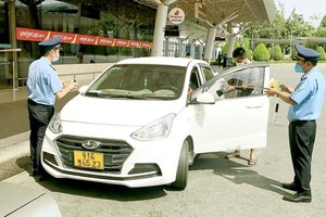 The inspection team fines a car violating traffic rules at the airport. (Photo: SGGP)