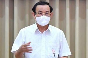 Secretary of the HCMC Party Committee Nguyen Van Nen speaks at the meeting.