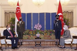 At the meeting between President Nguyen Xuan Phuc and his host Singaporean counterpart Halimah Yacobh (Photo: VNA)