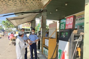 The Market Management Department of HCMC supervises a petrol staion in Binh Tan District.
