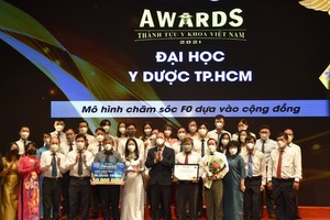 Vice Secretary of the HCMC Party Committee Nguyen Ho Hai (C) presents award to the HCMC Medical University Hospital
