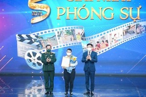 Deputy Minister of Transport Nguyen Xuan Sang and Major General Ha Tuan Quan, Deputy Director of the General Department of Technology under the Ministry of National Defence, present awards to a presentative of first prize winners. (Photo: atgt.vn)