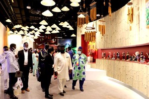 Sierra Leone President Julius Maada Bio visits the Vietnam Exhibition House at Expo 2020 Dubai (Photo: VNA)