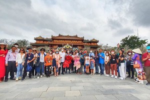Thua Thien- Hue Province receives a delegation of nearly 600 tourists visiting Hue Imperial Citadel  on March 15.
