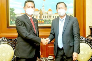 Chairman of the HCMC People’s Committee Phan Van Mai (R) receives newly-accredited Indonesian Consul General in HCMC Agustaviano Sofjan. (Photo: SGGP)
