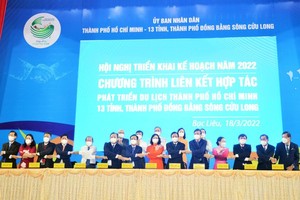 Leaders of HCMC and 13 Southern provinces and cities attend the conference. (Photo: SGGP)