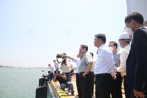 Prime Minister Pham Minh Chinh inspects Chu Lai sea port. (Photo: SGGP)