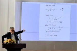 Professor Ngo Bao Chau speaks at the event.