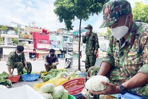 Soldiers help people amid Covid-19 pandemic.