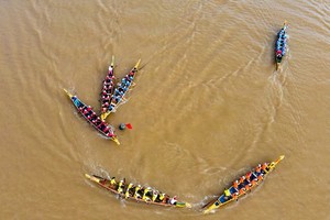 The annual traditional boat race aims at celebrating former General Secretary Le Duan's birthday.