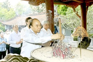 President Nguyen Xuan Phuc commemorates legendary ancestors. (Photo: VNA)