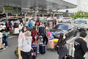 Tan Son Nhat airport asks to increase the number of taxis on upcoming national holiday.