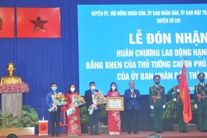 State President Nguyen Xuan Phuc  awards the third-class Labor Medal to the Party, Government and people of HCMC’s Cu Chi District.