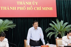 Head of the PCC's Commission for Internal Affairs, Phan Dinh Trac speaks at the working session.