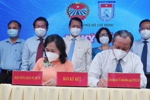 ​At the signing ceremony