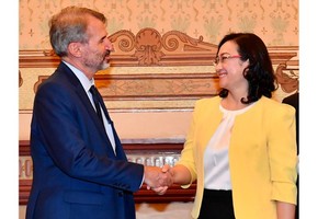 Vice Chairwoman of the HCMC People’s Committee Phan Thi Thang and Mr. Kyle Kelhofer, International Finance Corporation (IFC)'s Country Manager for Vietnam, Cambodia, and Lao PDR