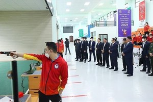 Prime Minister Pham Minh Chinh and officials examine training at the national sports training centre in Hanoi on April 18. (Photo: VNA)