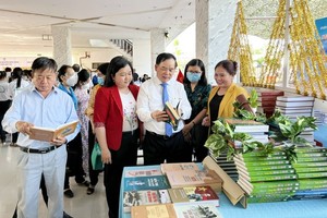 Leaders of Ben Tre Province visit a stall at book festival.