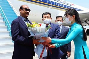 Speaker of the Indian Lok Sabha Om Birla and his entourage arrive in Hanoi at noon on April 19. (Photo: VNA)