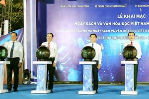 Secretary of the HCMC Party Committee Nguyen Van Nen (R) and Chairman of the municipal People’s Committee Phan Van Mai (L) and delegates click the button to open the first Vietnam Book and Reading Culture Day 2022 in HCMC.