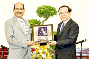Nguyen Van Nen (right), Secretary of the Ho Chi Minh City Party Committee presents a gift to Speaker of the Indian Lok Sabha (the lower house) Om Birla (Photo: SGGP)