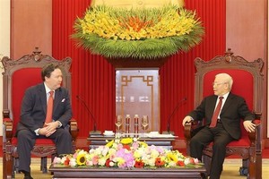 Party General Secretary Nguyen Phu Trong (R) receives US Ambassador Marc E. Knapper on April 25. (Photo: VNA)