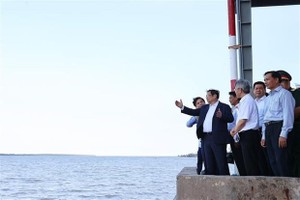 Prime Minister Pham Minh Chinh makes a field trip to the Tran De seaport planning area in Soc Trang province (Photo: VNA)