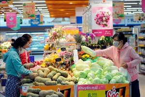 People buy food at Saigon Co.op supermarket in HCM City’s Go Vap District. (Photo: VNA