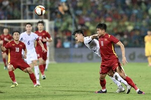 Players of Vietnam (in red) and the Philippines vie for the ball. (Photo: VNA)