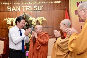 Chairman of the HCMC People’s Committee Phan Van Mai (L) expresses greetings to the Executive Board of the HCMC’s Vietnam Buddhist Sangha at the Vietnam Quoc Tu Pagoda in District 10.
