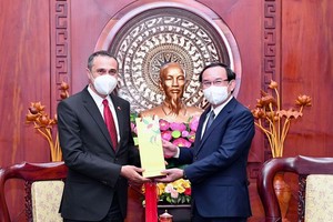 Secretary of the Party Committee of HCMC Nguyen Van Nen (R) receives Mr. Behzad Babakhani, consul general of Canada in Ho Chi Minh City on May 12.