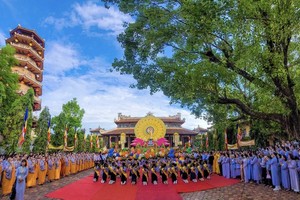 A grand ceremony marking the 2566th birth anniversary of Lord Buddha is held at Tu Dam Pagoda in Hue City .