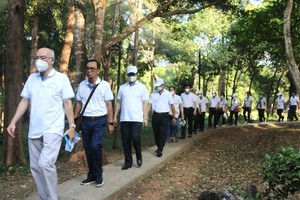 Chairman of the municipal People’s Committee Phan Van Mai and 14th and 15thn National Assembly (NA) deputies of  HCMC visit and pay tribute to heroic martyrs at cemeteries on Con Dao Island.