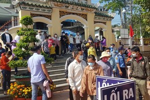 Ba Chua Xu Temple has recently received a large number of visitors.