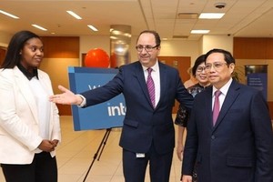 PM Pham Minh Chinh (right) visits Intel on May 17. (Photo: VNA)