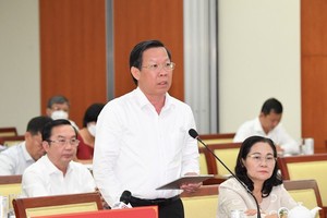 Chairman of the People’s Committee of HCMC Phan Van Mai speaks at the conference.