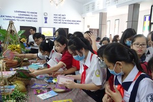 The People’s Committee of HCMC has delegated the municipal Department of Education and Training to build a plan on tuition fee exemption in the academic year 2022-2023