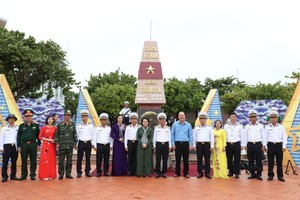 The delegation visits Vietnam's sovereignty stele on Truong Sa archipelago.