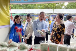 Vice Secretary of the HCMC Party Committee Nguyen Ho Hai  (C) visits a display booth at the exhibition.