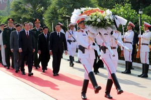 The delegation of HCMC's leaders lays a wreath at a monument dedicated to unknown martyrs in Vientiane. (Photo: SGGP)
