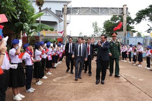 Secretary of HCMC Party Committee Nguyen Van Nen and the delegation of Ho Chi Minh City high-ranking officials visit Champasak Friendship Primary School in Laos's Champasak province.