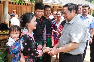 Prime Minister Pham Minh Chinh visits local residents in Van Ho commune, Son La province (Photo: SGGP)