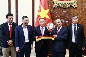 President Nguyen Xuan Phuc on May 28 hosted a reception for head coaches of Vietnamese men’s and women’s football squads. (Photo: VNA) ​
