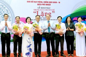 Vice Secretary of the Party Committee of HCMC Nguyen Ho Hai (4th, R) congratulates collectives and individuals for outstanding contributions to the fight against Covid-19.