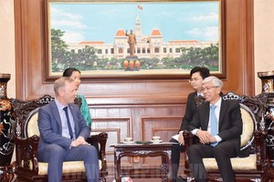 Vice Chairman of the People’s Committee of HCMC Vo Van Hoan (R) and British Ambassador to Vietnam Gareth Ward