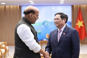 PM Pham Minh Chinh (right) receives Indian Defence Minister Rajnath Singh in Hanoi on June 8 (Photo: VNA)
