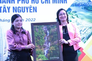 A leader of the People's Committee of Kon Tum Province presents a gift to Vice Chairwoman of the HCMC People’s Committee Phan Thi Thang (R). 