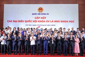 Prime Minister Pham Minh Chinh (seventh from left, front row), NA Chairman Vuong Dinh Hue and delegates. (seventh from right) (Photo: SGGP)